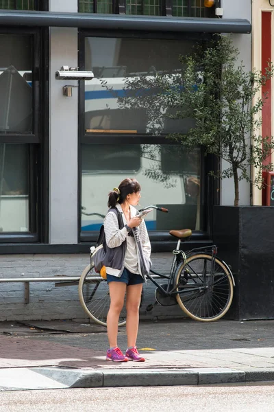 Amsterdam Niederlande Juli 2015 Ein Junger Asiate Siehe Karte Steht — Stockfoto