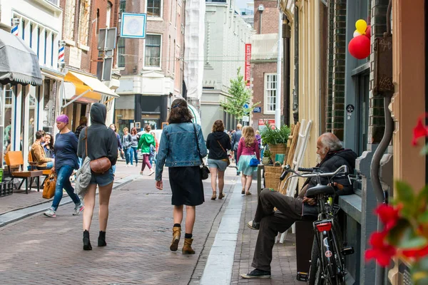 Amsterdam Países Bajos Julio 2015 Anciano Barbudo Sentado Una Puerta —  Fotos de Stock