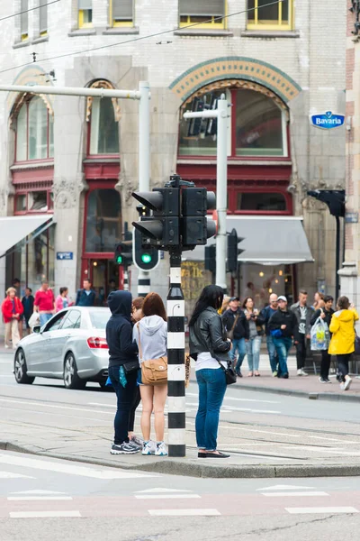 Amsterdam Netherlands Hazi Ran 2015 Bazı Insanlar Karşıya Geçmek Için — Stok fotoğraf