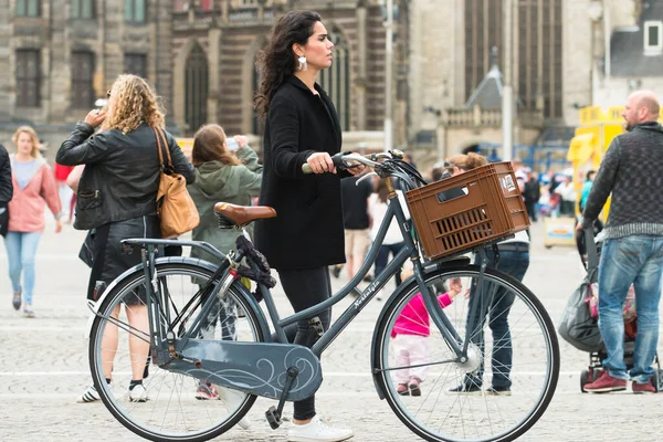Amsterdam Κατω Χωρεσ Ιουλιου 2015 Νεαρή Γυναίκα Ποδήλατο Περπατά Έναν — Φωτογραφία Αρχείου
