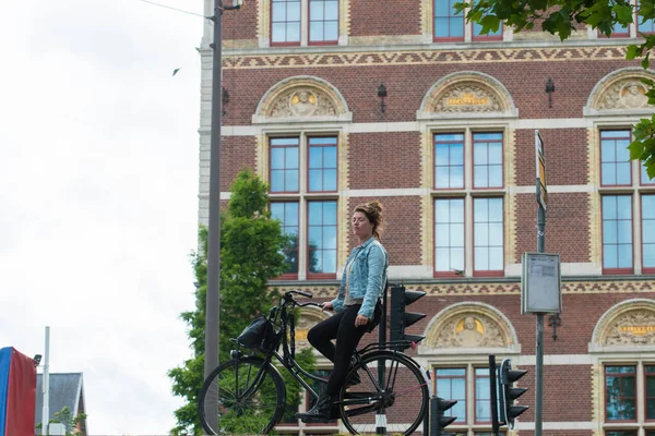 Amesterdão Países Baixos Julho 2015 Uma Jovem Olhos Fechados Bicicleta — Fotografia de Stock
