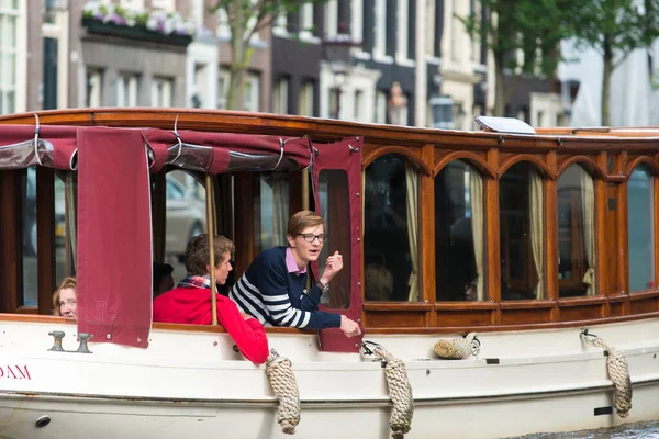 Amsterdam Países Bajos Julio 2015 Algunos Adolescentes Pasajeros Viaje Barco —  Fotos de Stock