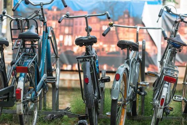 Amsterdam Niederlande Juli 2015 Auf Der Straße Abgestellte Fahrräder Verschiedener — Stockfoto