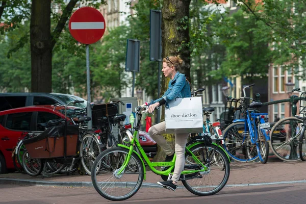 Amsterdam Niederlande Juli 2015 Eine Frau Radelt Mit Einer Papiertüte — Stockfoto