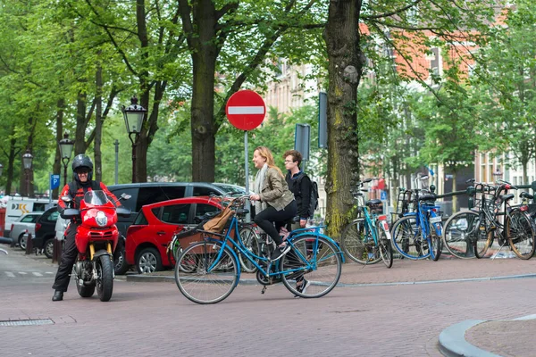 Амстердам Нидерланды Июля 2015 Года Женщина Мотоцикле Улыбается Мужчине Одной — стоковое фото