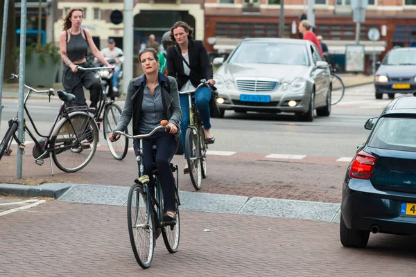 Amsterdam Κατω Χωρεσ Ιουλιου 2015 Γυναίκες Που Οδηγούν Ποδήλατα Ανάμεσα — Φωτογραφία Αρχείου