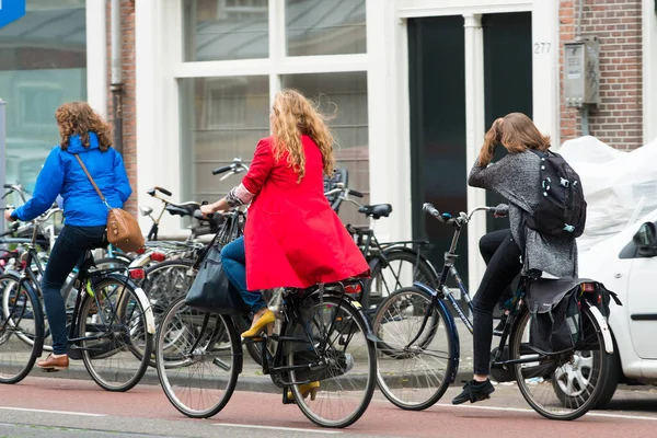 Amsterdam Niederlande Juli 2015 Drei Frauen Fahren Mit Dem Fahrrad — Stockfoto