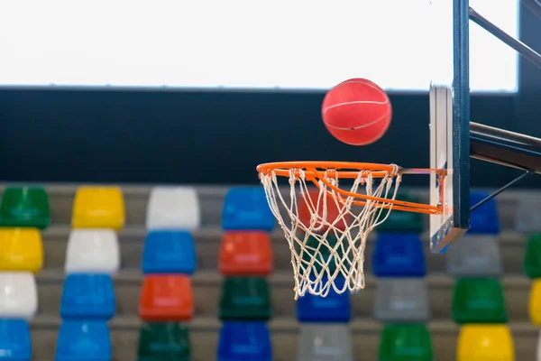 Detail Basketbalu Který Chystá Koše Sportovní Hale — Stock fotografie