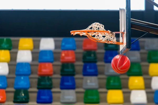Ein Roter Ball Geht Durch Einen Basketballkorb Einem Pavillon — Stockfoto