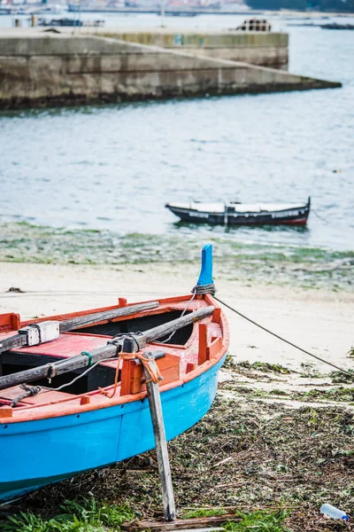 Arousa Island Espanha Março 2018 Pequeno Barco Pesca Encalhado Areia — Fotografia de Stock