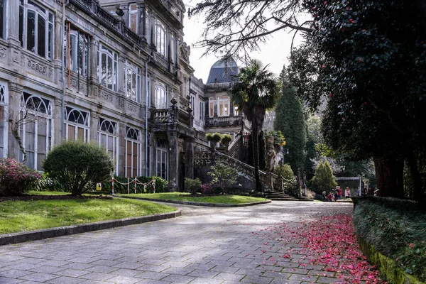 Pontevedra Španělsko February 2018 Rodinná Skupina Kráčí Před Lourizanským Palácem — Stock fotografie