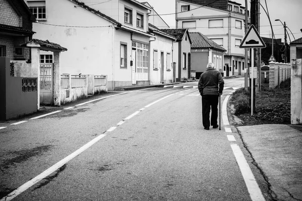 洛杉矶 2018年3月4日 一位老人在穿过村庄的主要道路的边缘 用手杖帮助自己行走 — 图库照片