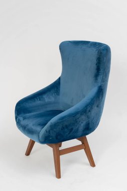 Beyaz arka planda ahşap bacaklı mavi kadife sandalye