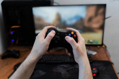 Bir adam elinde bir oyun rampası, oyun konsolu faresi tutuyor. en üstteki görünüm