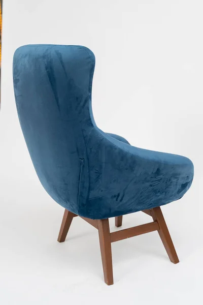 Beyaz Arka Planda Ahşap Bacaklı Mavi Kadife Sandalye — Stok fotoğraf