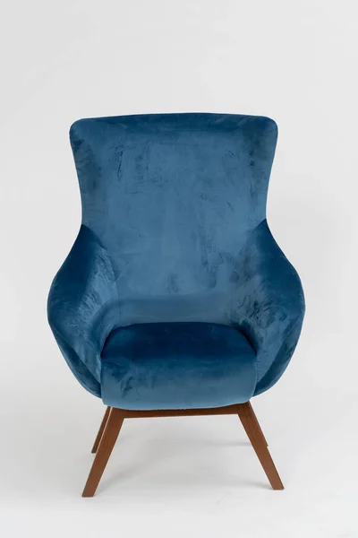 Niebieskie Welurowe Krzesło Drewnianymi Nogami Białym Tle — Zdjęcie stockowe
