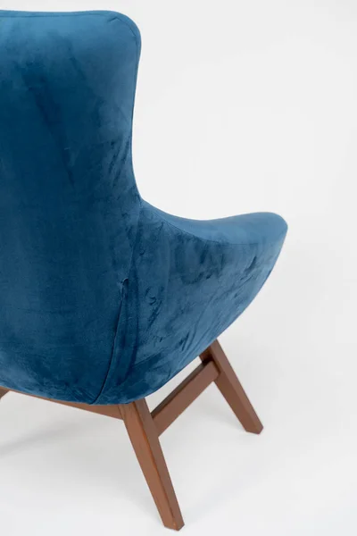 Μπλε Βελούδινη Καρέκλα Ξύλινα Πόδια Λευκό Φόντο — Φωτογραφία Αρχείου