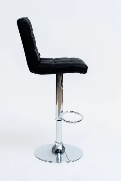 Verchromter Barhocker Mit Schwarz Gepolsterter Sitzfläche Mit Hintergrund — Stockfoto
