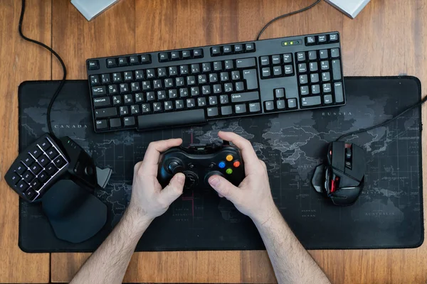 Homme Tient Tapis Jeu Autour Clavier Jeu Dans Ses Mains — Photo