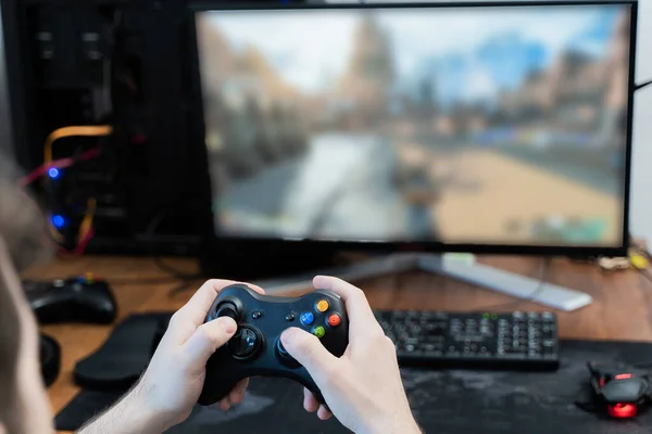 Man Håller Spelplatta Runt Ett Speltangentbord Sina Händer Spelpad Mus — Stockfoto