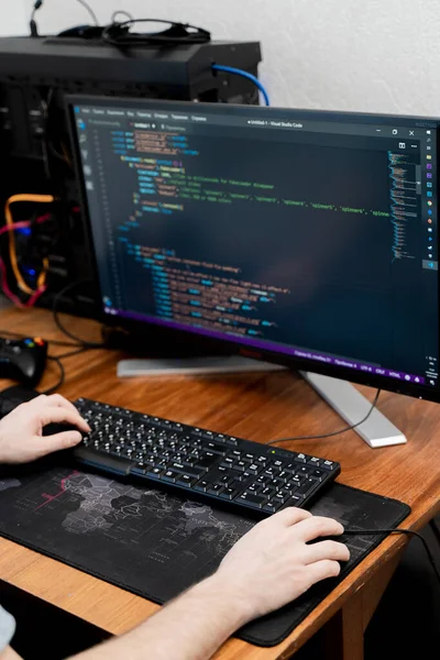 Homem Está Digitando Teclado Preto Fundo Monitor Mouse Tapete Computador — Fotografia de Stock