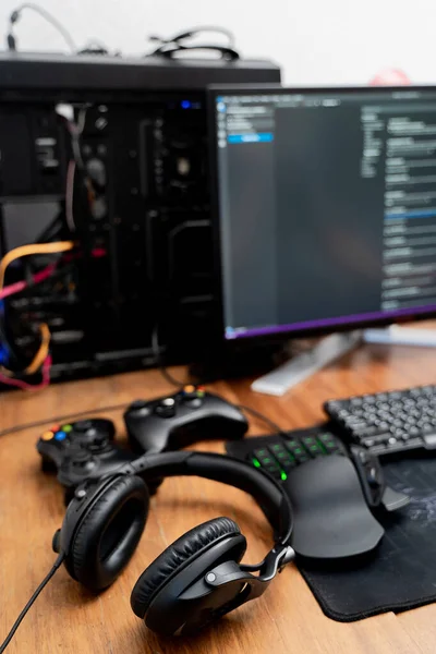 Black Headphones Background Open System Unit Monitor Keyboard — Stock Photo, Image