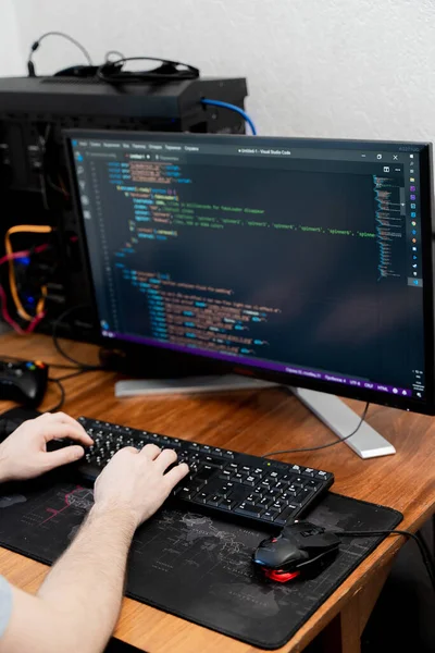 Homem Está Digitando Teclado Preto Fundo Monitor Mouse Tapete Computador — Fotografia de Stock