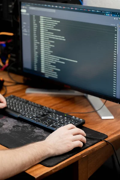 Mãos Teclado Preto Torno Teclado Jogo Mouse Almofada Jogo Vista — Fotografia de Stock