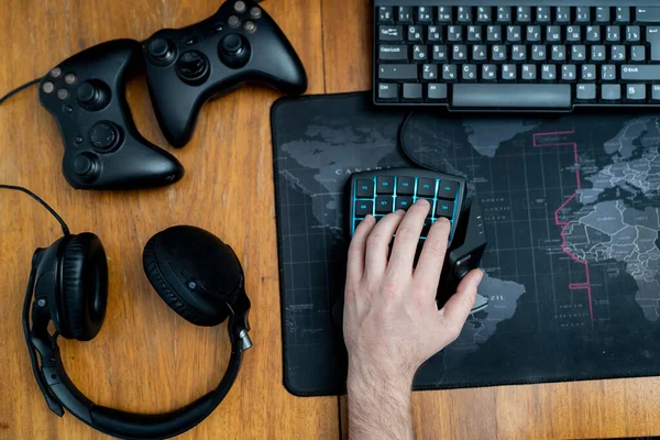 Hand Auf Tastatur Auf Mousepad Hintergrund Mit Weltkarte Ein Spielfeld — Stockfoto