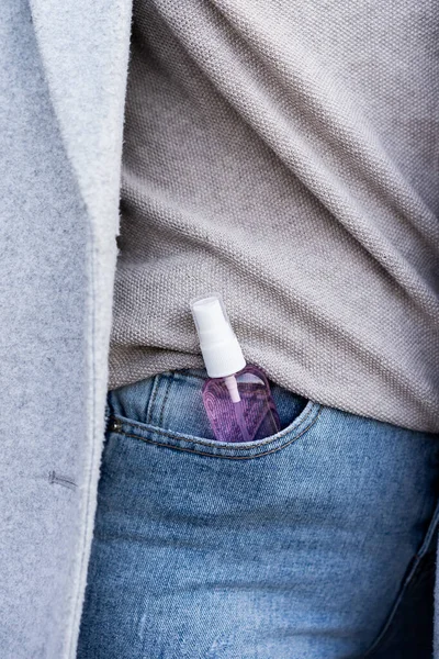Sokakta kot pantolon cebinde antiseptik var.
