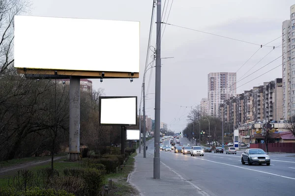 Valla Publicitaria Largo Avenida Con Postes Coches Casas Fondo —  Fotos de Stock