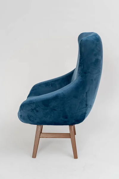 Μπλε Βελούδινη Καρέκλα Ξύλινα Πόδια Λευκό Φόντο Φωτογραφία Αρχείου