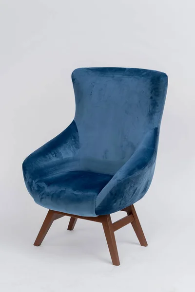 Chaise Velours Bleu Avec Pieds Bois Sur Fond Blanc Photos De Stock Libres De Droits