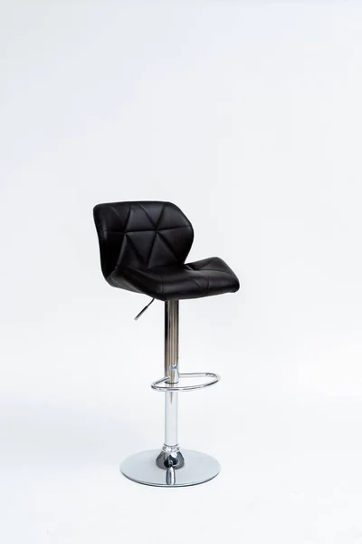 背景に黒いパッド入りの座席が付いたクロムメッキのバースツール ロイヤリティフリーのストック画像