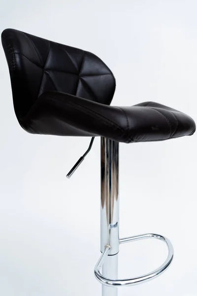 背景に黒いパッド入りの座席が付いたクロムメッキのバースツール ロイヤリティフリーのストック写真