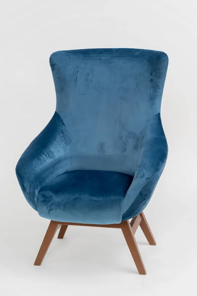 Chaise Velours Bleu Avec Pieds Bois Sur Fond Blanc Images De Stock Libres De Droits