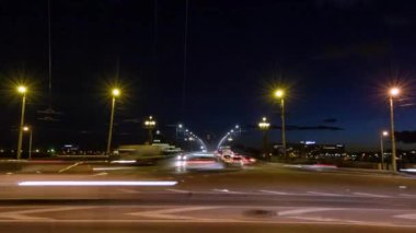 Kameranın olacak ve geceleri köprüyü geçtikten bir trafik Timelapse