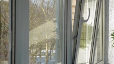 Plastik pencere olmak açılabilir ve erkek el ile kapalı