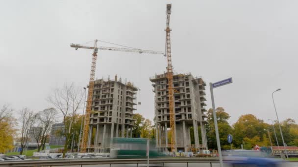 Timelapse de deux gratte-ciel construits par grue à piliers dans un brouillard humide — Video