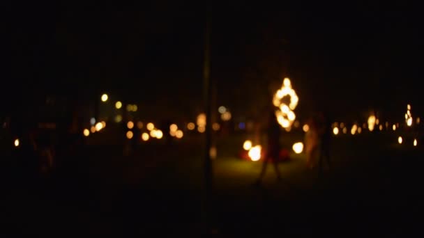 Fuera de foco panorama de fondo del festival de fuego nocturno — Vídeo de stock