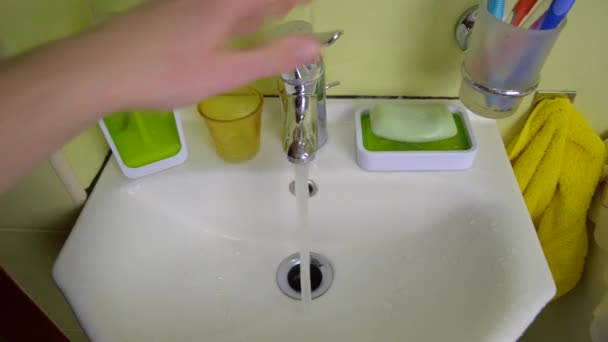 Açılış ve kapanış banyoda bir kişi el tarafından su vinç Bataryası dokunun — Stok video