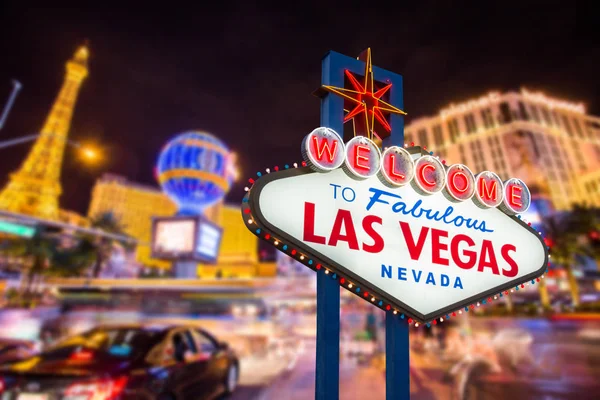 Bienvenido a la fabulosa Las vegas Nevada signo con desenfoque carretera de la tira b —  Fotos de Stock