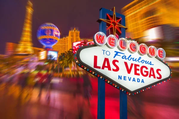 Bienvenido a la fabulosa Las vegas Nevada signo con desenfoque carretera de la tira b —  Fotos de Stock