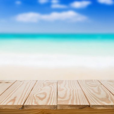 Ahşap masa ve mavi deniz arka planı