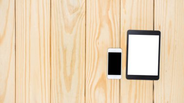 Ahşap arka planda tablet bilgisayar ve akıllı telefon