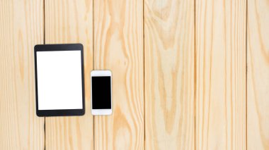 Ahşap arka planda tablet bilgisayar ve akıllı telefon