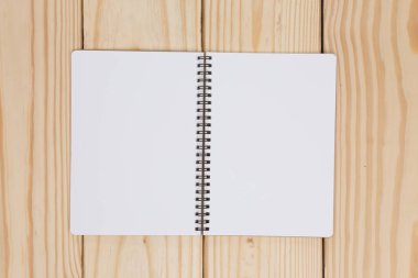 Ahşap masa üstünde boş defter