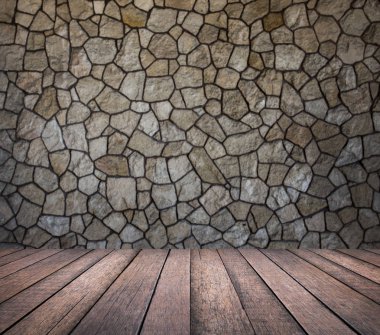 Taş arka planlı ahşap masa