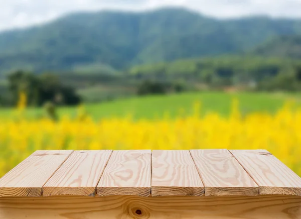 Mesa Madera Con Fondo Campos Amarillos Borrosos — Foto de Stock