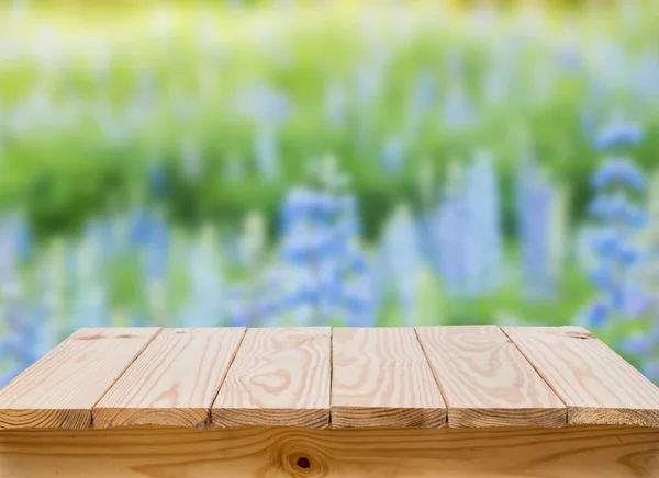 Houten Tafel Met Vervaging Blauwe Bloem Achtergrond — Stockfoto